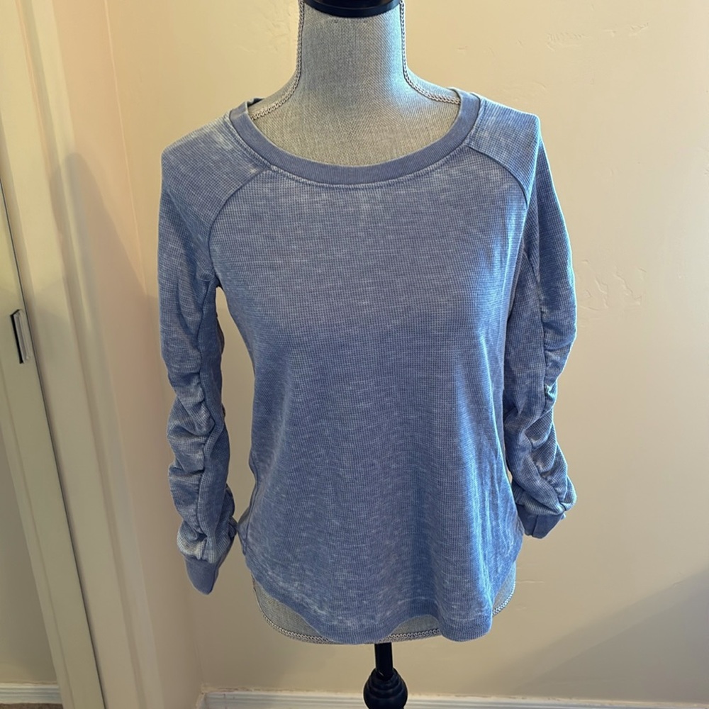 Jane & Delancey waffle knit top. Blue ‘distressed’ finish, cute rusched sleeves.